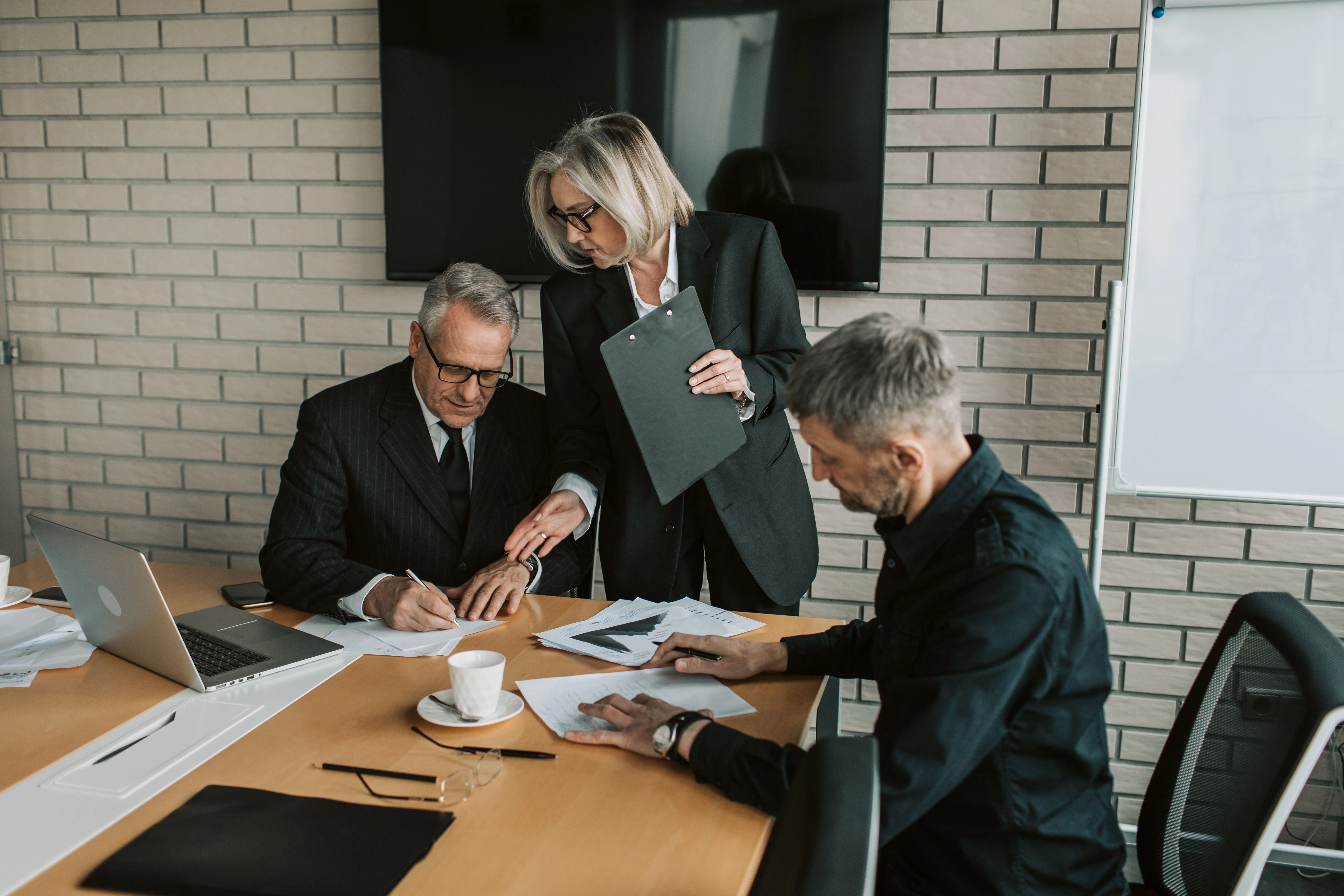 insurance-broker-explaining-the-difference-between-individual-vs-family-deductible