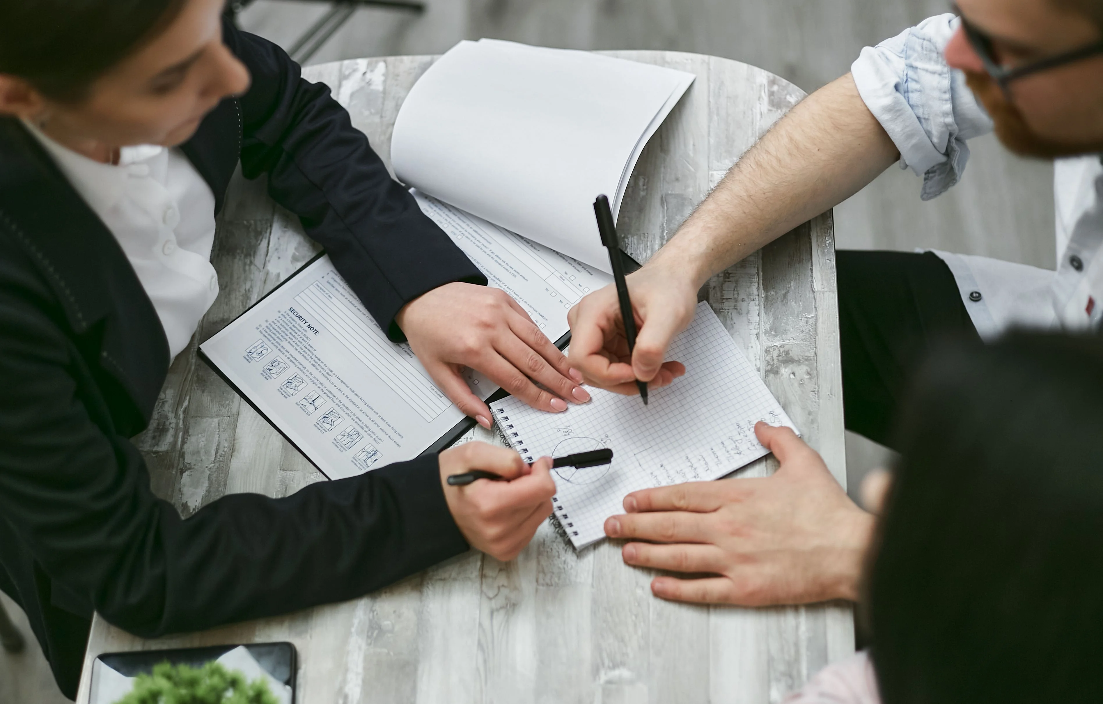 insurance-broker-explaining-what-is-deductible-in-health-insurance