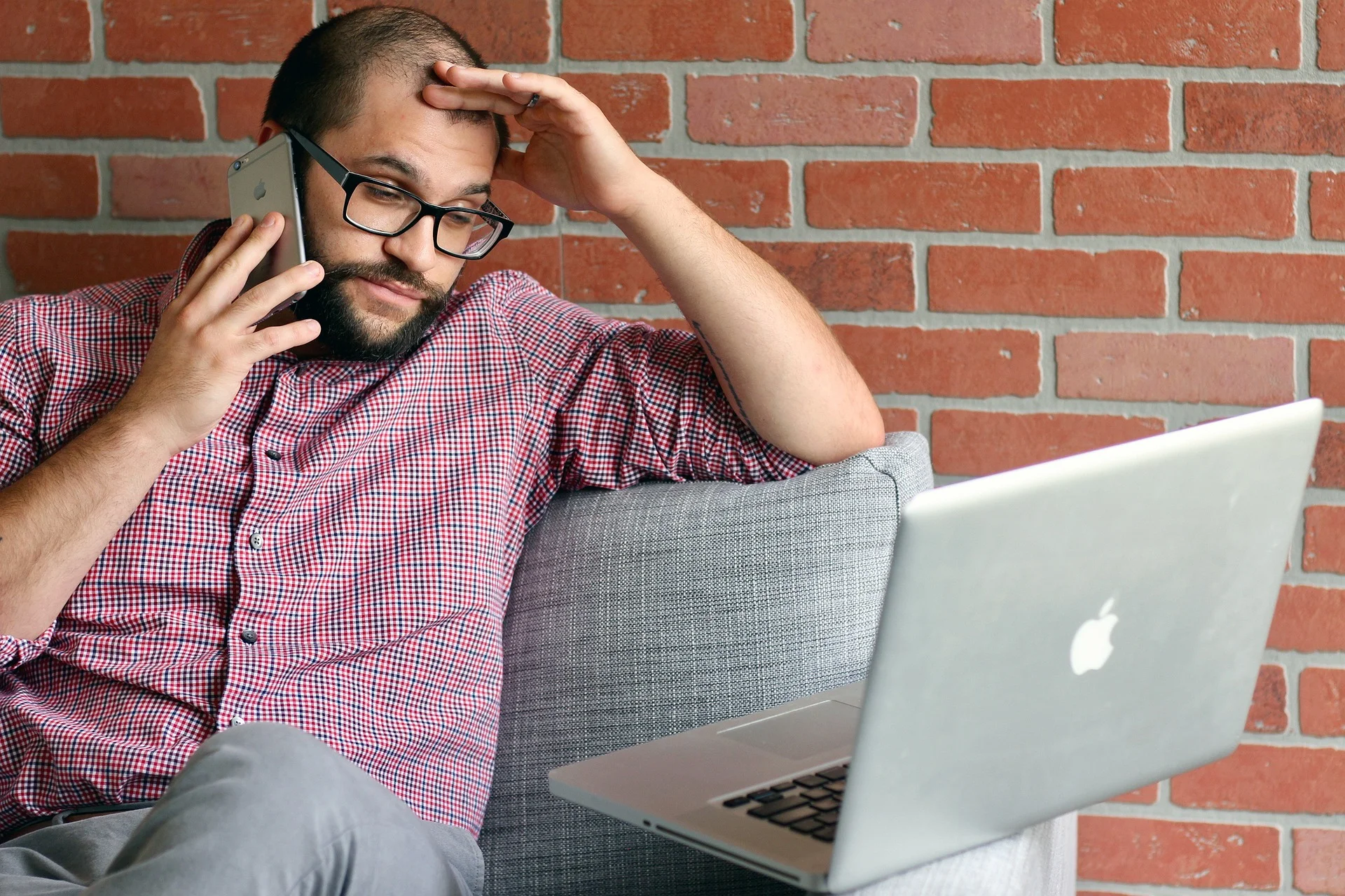 man confused staring at laptop on how to get 0 coinsurance